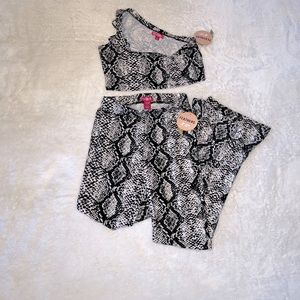 Two piece lounge wear set
